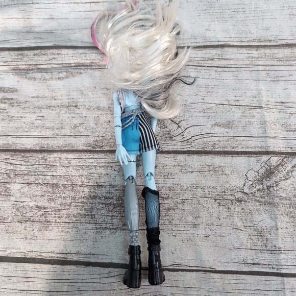 Mattel Monster High Doll Lot – Clawdeen, Twyla, Venus & Frankie – 5 Dolls - Picture 12 of 13